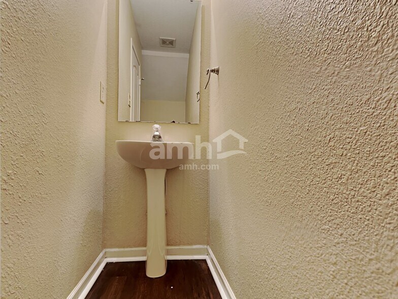 Building Photo - 6768 W Littleton Dr