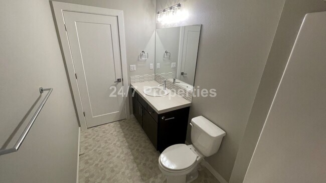 Building Photo - Modern and Stylish 3 BD | 3.5 BA Townhome ...