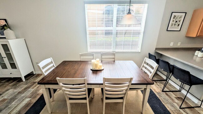 Building Photo - Seasonal/short term/annual  3/3 spacious townhouse with water view off University PKWY