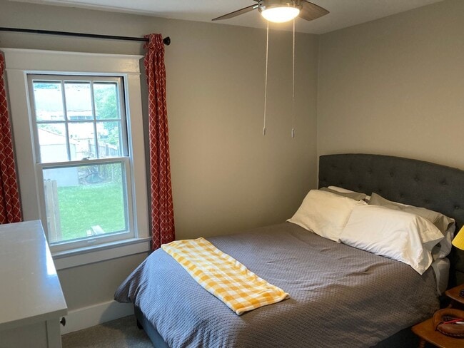 Building Photo - Crescent Hill  Charming Three Bedroom Bung...