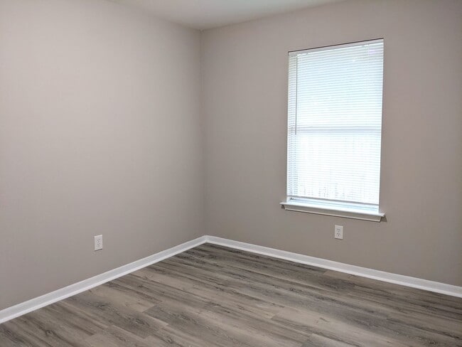 Building Photo - August 2026 Move In! Remodeled 3 Bed, 2 Ba...