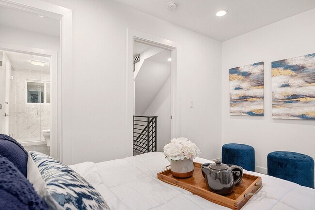 Building Photo - Stylish, Bright and Efficient 2 bed 1.75 Bath Townhome. Walk to U-Village!