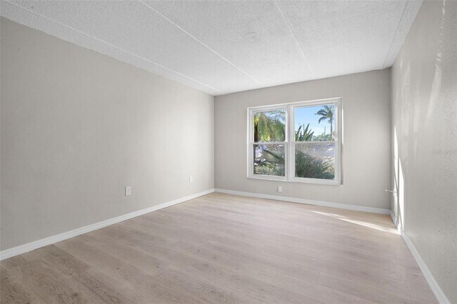 Building Photo - 464 N Paula Dr
