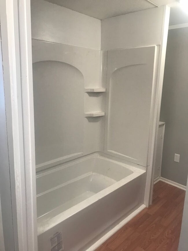 Building Photo - Charming 3 Bedroom, 1.5 Bathroom Residence...