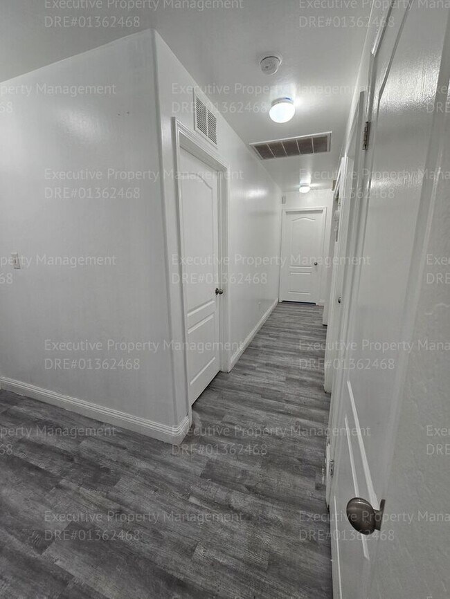 Building Photo - 4 bedroom/ 2 bathroom located in the South...