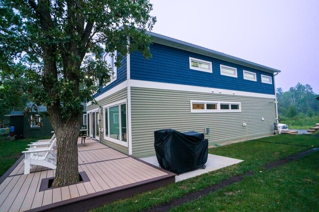 Building Photo - FULLY FURNISHED LAKE HOME