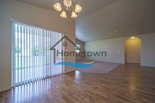 Building Photo - 3 Bedroom 2 Bathroom Home with Attached 2 ...