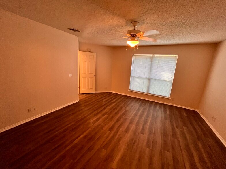 Master bed - 8106 Hawick Dr