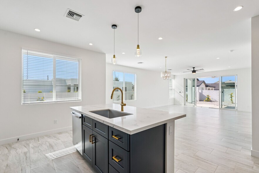 Building Photo - 910 E Roma Ave