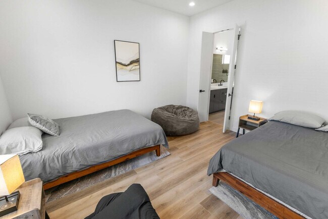 Building Photo - 6740 Peerless St