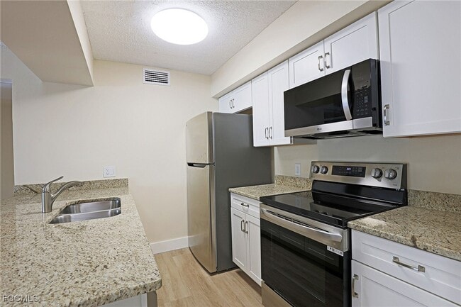 Building Photo - 5331 Summerlin Rd