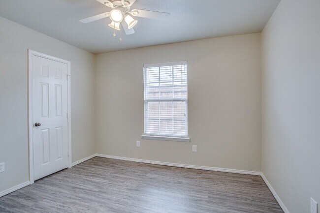 Building Photo - Large 3/2/2 in South Lubbock!