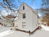 Building Photo - 520 1/2 W Bucyrus St- TOP FLOOR