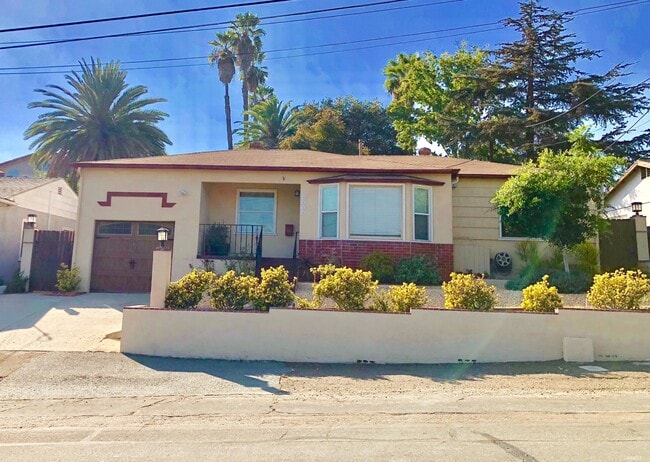 Building Photo - Charming 3 bedroom 1.5 bath home in La Mesa, with brand new Spa Jacuzzi! $3,295