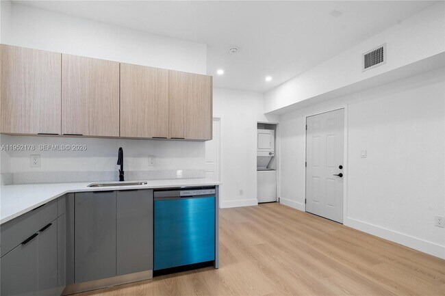 Building Photo - 629 SW 10th Ave