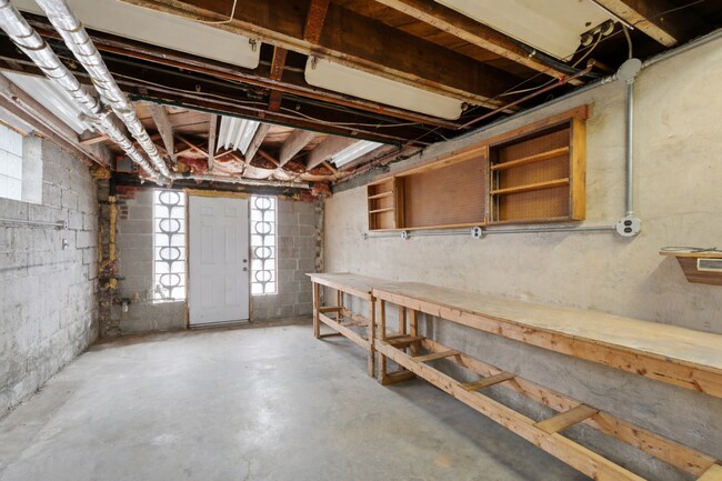 Building Photo - Beautiful, Newly Updated 3 Bedroom/1.5 Bath on quiet street near Pittsburgh's North side. AVAILAB...