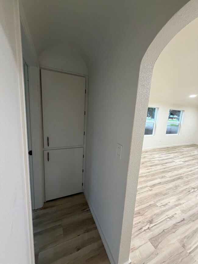 Building Photo - Sweet Home 3234