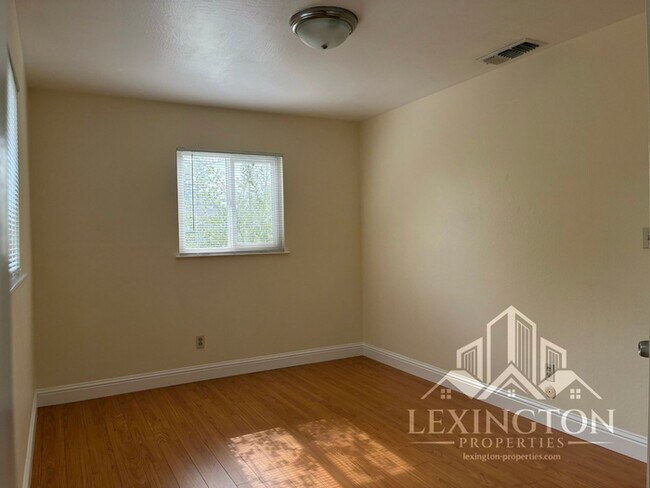 Building Photo - Wonderful, 3BD/2BA, Home off Bell St. and ...