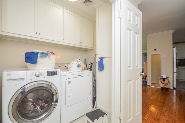 Building Photo - 9906 Cedardale Dr