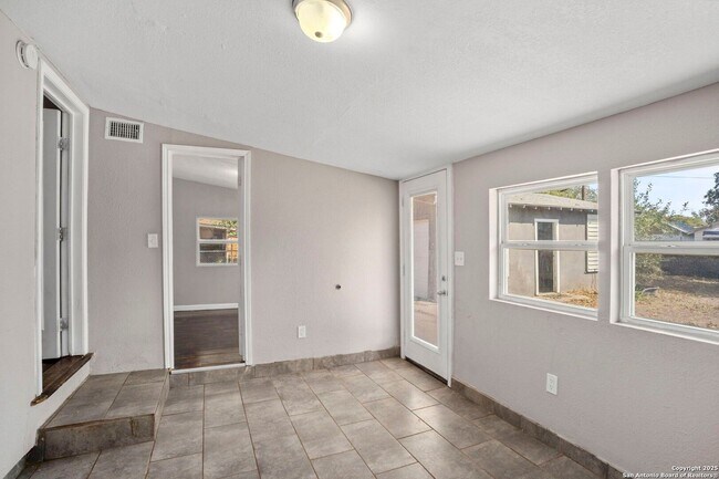 Building Photo - Well-Maintained 3-Bedroom Home – Ideal for Students & Professionals!