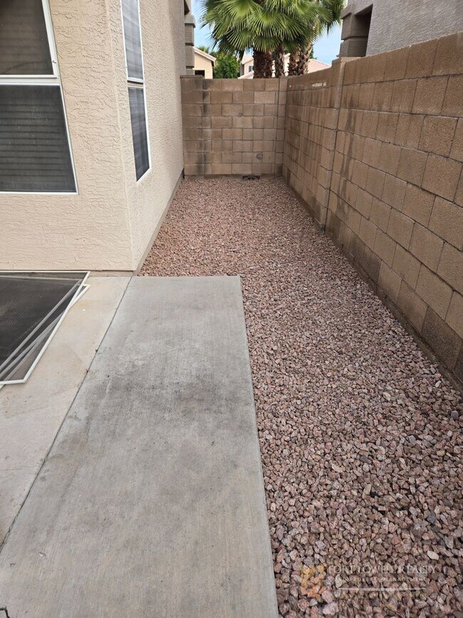 Building Photo - Fully remodeled, spacious 3 bed 2.5 bath, two-story home in Phoenix