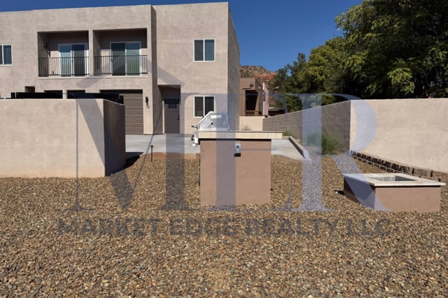 Building Photo - 165 Sugarloaf St