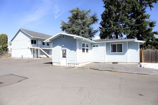 Building Photo - Beautifully Updated 2 bedroom 1 bath!