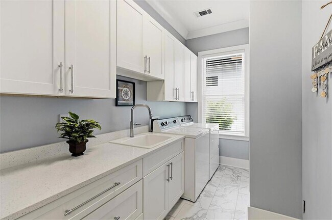 Building Photo - 501 N Corniche Du Lac