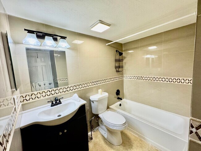 Building Photo - 10008 Twin Lakes Dr