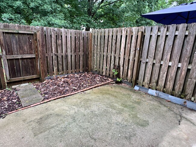 Building Photo - 3 Bedroom, 2.5 Bathroom Townhouse in Greensboro, NC!