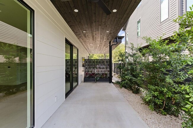 Building Photo - 912 1/2 E 50th St