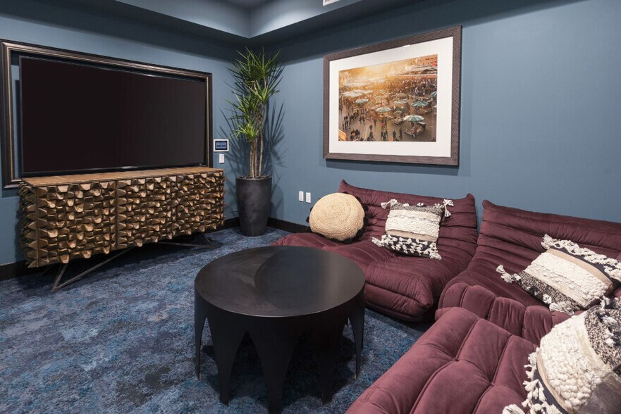 Building Photo - 5710 Crescent Prk E