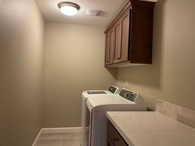 Building Photo - LUXURY 4 BD TOWNHOME! GATED PARKER VILLAGE...