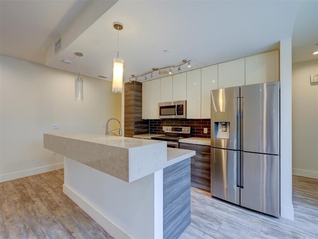 Building Photo - 604 N Bluff Dr