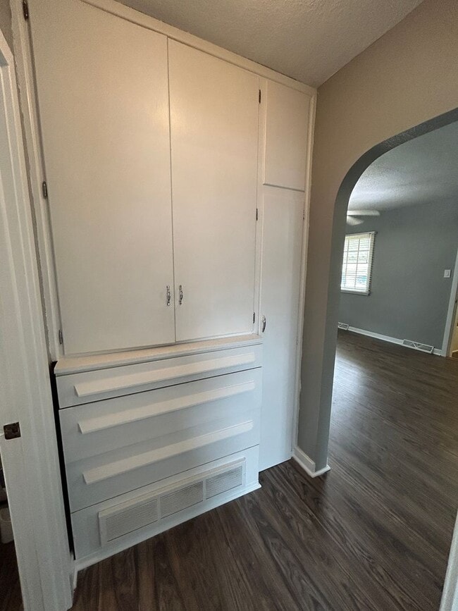 Building Photo - Charming 3 bedroom House