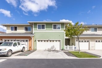 Building Photo - Stunning 3-bedroom and 2.5 Bath - Located ...