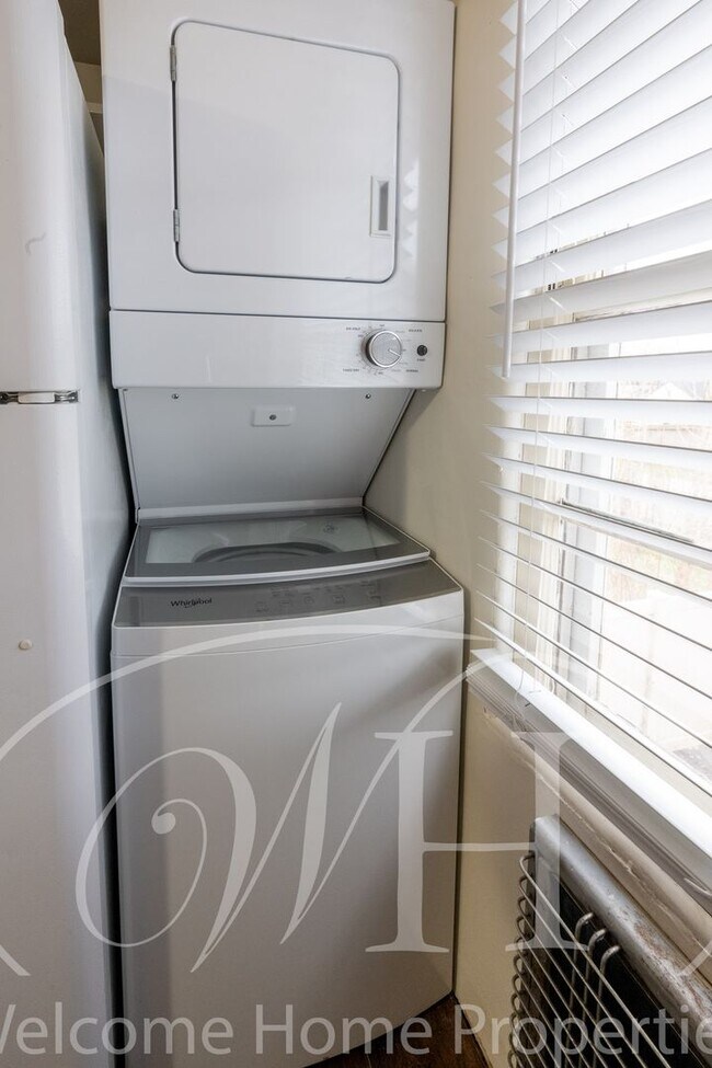 Building Photo - 310 SE 6th St