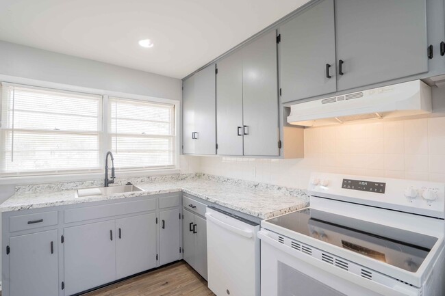 Building Photo - Charming Newly Renovated 3-Bedroom Home in...