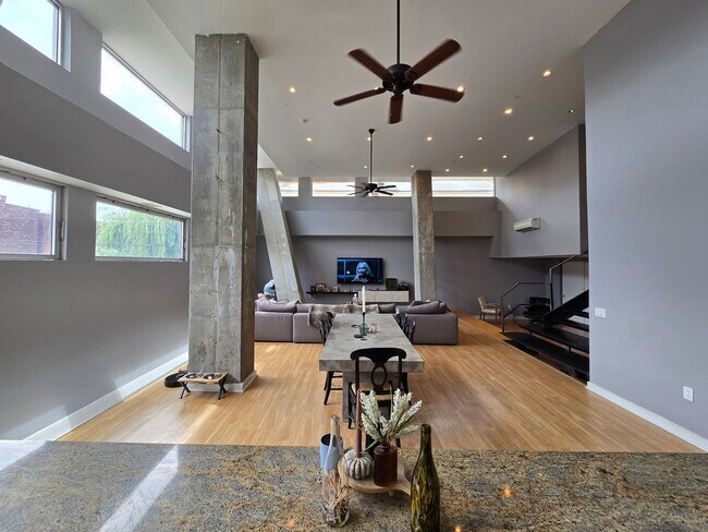Building Photo - HUGE Stunning Bright 3 bed 2.5 bath loft i...