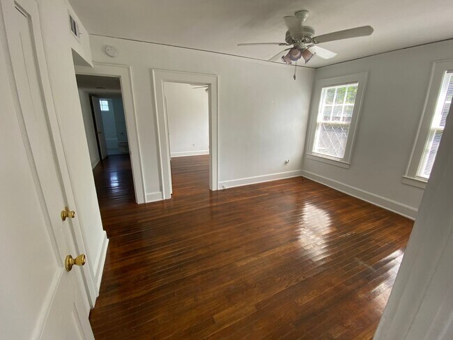 Building Photo - 702 Maupas Ave