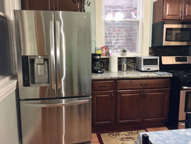 Building Photo - 1339 N Western Ave