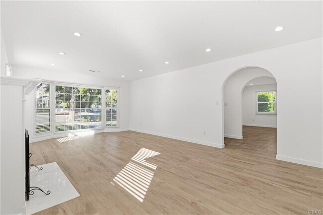 Building Photo - 2510 Paloma St