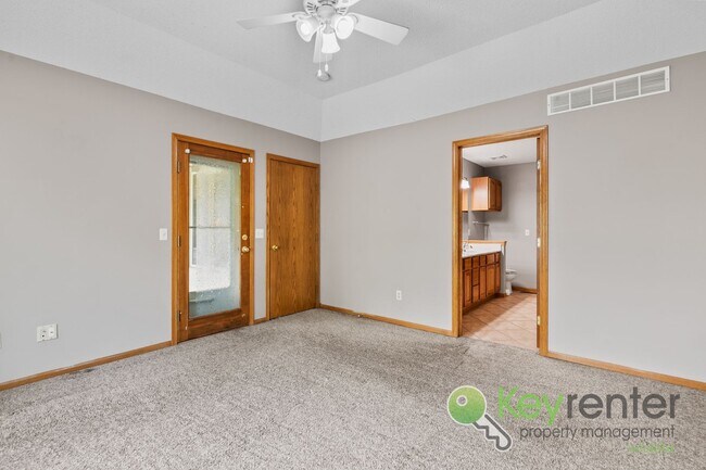 Building Photo - Beautiful, Rare 6 bedroom 3 bath house!