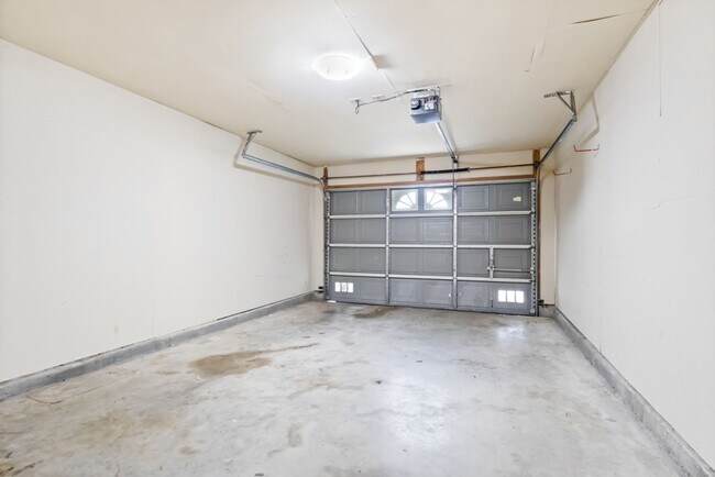 Building Photo - 3 bedroom / 2 bath home in Creekside subdivision