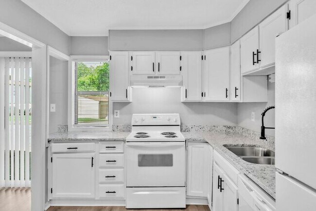 Building Photo - *NEWLY RENOVATED* 2 Bedroom Townhouse in D...
