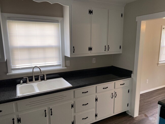 Building Photo - Charming home in Highland Springs