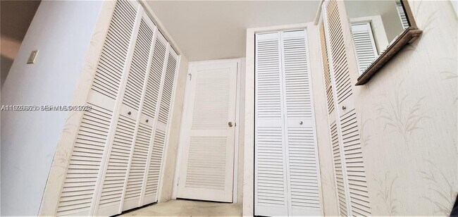 Building Photo - 100 Bayview Dr