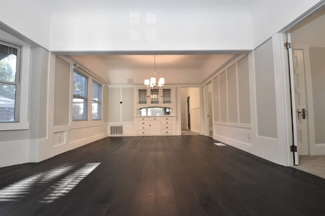 Building Photo - 306 24th St
