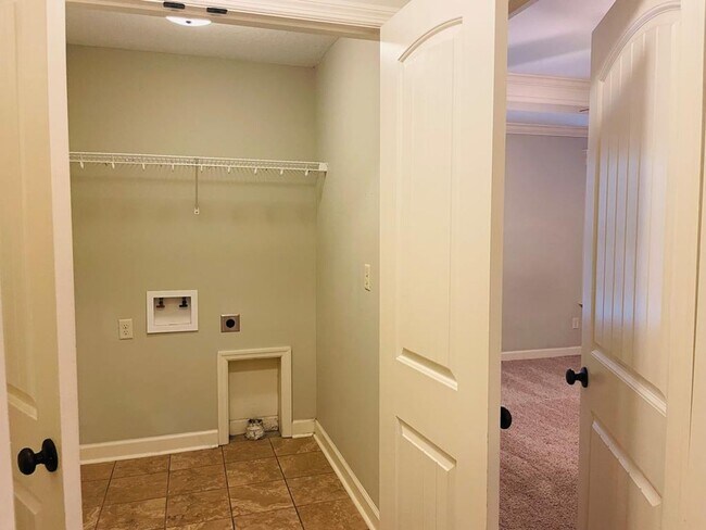 Building Photo - Beautiful 3 Bedroom Home with Screened Porch, Fenced Backyard & Open Floor Plan in Hahira