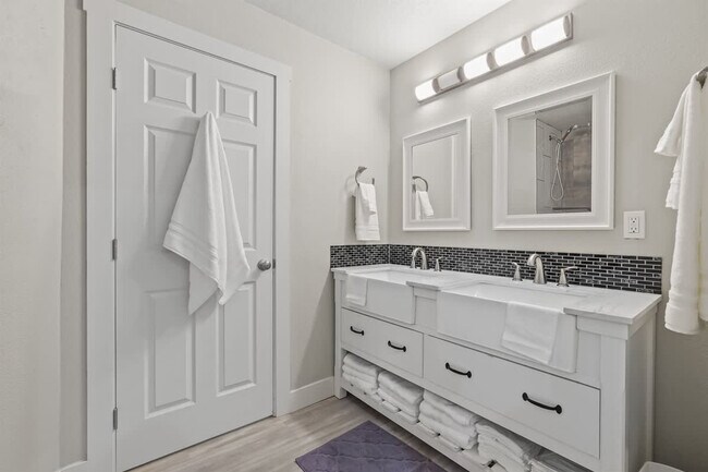 Building Photo - 1001 N Shamrock St